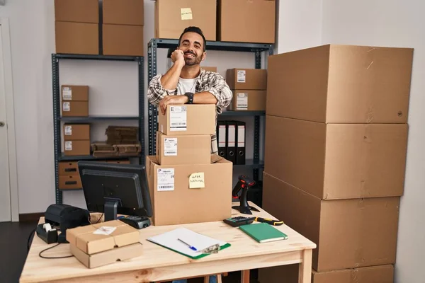 Young Hispanic Man Ecommerce Business Worker Leaning Packages Office — Foto de Stock