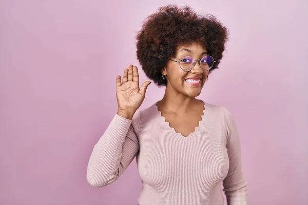 Joven Mujer Afroamericana Pie Sobre Fondo Rosa Renunciando Decir Hola — Foto de Stock