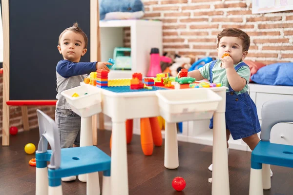 Duas Crianças Brincando Com Blocos Construção Jardim Infância — Fotografia de Stock
