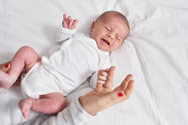 Ihana Valkoinen Vauva Makaa Sängyllä Itkien Makuuhuoneessa — kuvapankkivalokuva