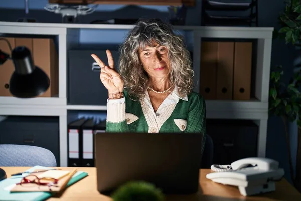 Middle Age Woman Working Night Using Computer Laptop Smiling Happy — Stockfoto