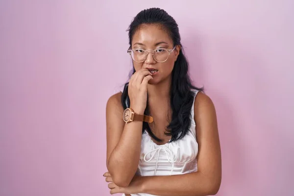 Asiatique Jeune Femme Debout Sur Fond Rose Regardant Stressé Nerveux — Photo
