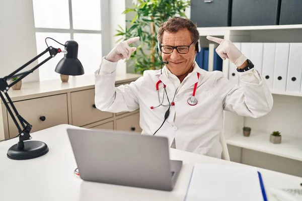 Senior Doctor Man Working Online Appointment Smiling Pointing Head Both — Stock Photo, Image