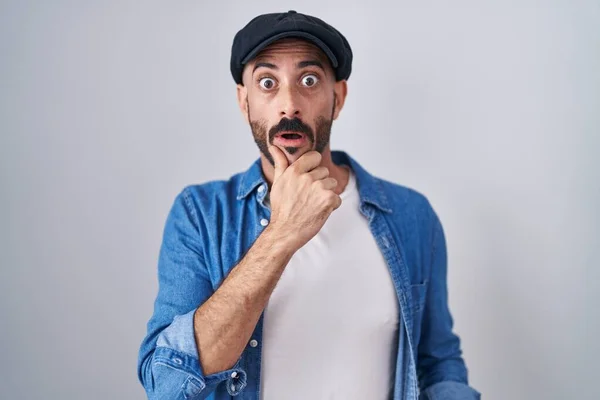 Hispanic Man Beard Standing Isolated Background Looking Fascinated Disbelief Surprise — Photo