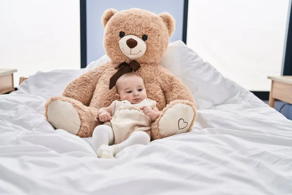 Sevimli Bebek Yatak Odasında Oyuncak Ayıyla Yatakta Rahatlamış — Stok fotoğraf