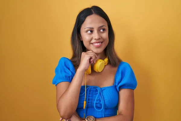 Hispanic Young Woman Standing Yellow Background Hand Chin Thinking Question — Zdjęcie stockowe