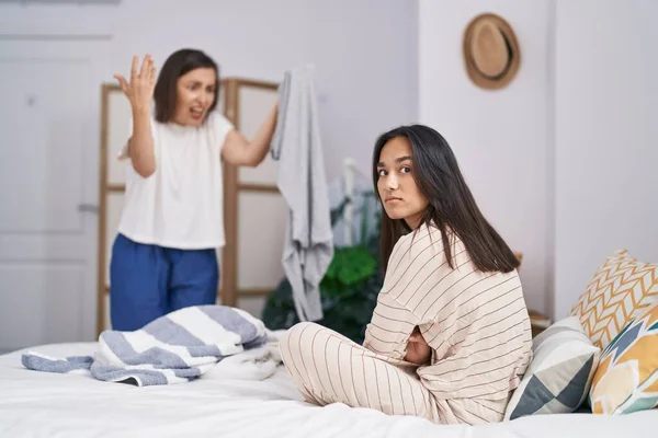 Two Women Mother Daughter Arguing Clothes Bedroom — Stock Photo, Image