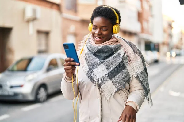 Afro Amerikalı Kadın Gülerek Sokakta Müzik Dinliyor — Stok fotoğraf