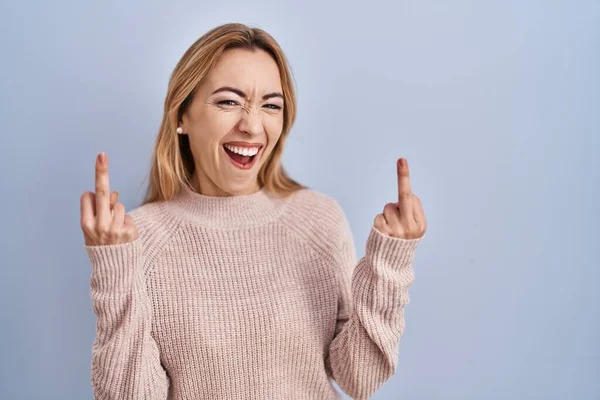 Hispanic Woman Standing Blue Background Showing Middle Finger Doing Fuck — Stok fotoğraf