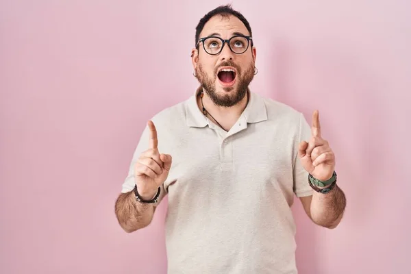 Size Hispanic Man Beard Standing Pink Background Amazed Surprised Looking — Stockfoto
