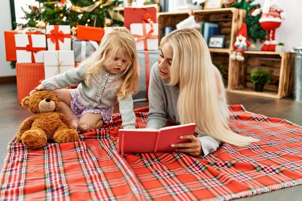 Μητέρα Και Κόρη Ανάγνωση Βιβλίο Που Βρίσκεται Από Χριστουγεννιάτικο Δέντρο — Φωτογραφία Αρχείου