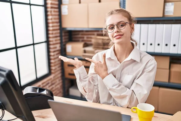 Young Caucasian Woman Working Small Business Ecommerce Using Laptop Amazed — Stock Photo, Image