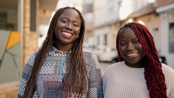 Deux Amis Afro Américains Souriant Confiants Debout Ensemble Dans Rue — Photo