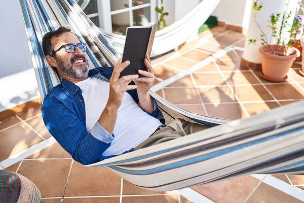 Middle Age Man Reading Book Lying Hammock Terrace Home — ストック写真