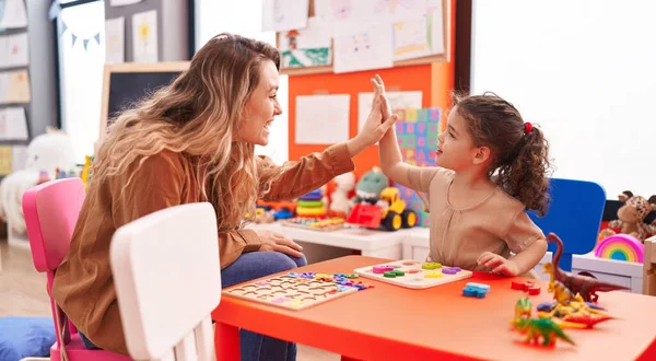 Αξιολάτρευτο Ισπανόφωνο Κορίτσι Παίζει Μαθηματικά Παζλ Παιχνίδι Κόλλα Πέντε Δάσκαλο — Φωτογραφία Αρχείου