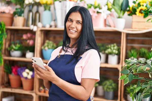 Middle Age Hispanic Woman Florist Smiling Confident Using Smartphone Florist — Stockfoto