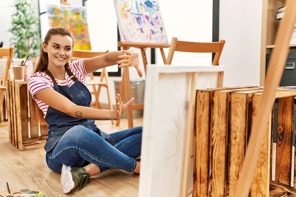 Young Woman Smiling Confident Looking Draw Art Studio — Photo
