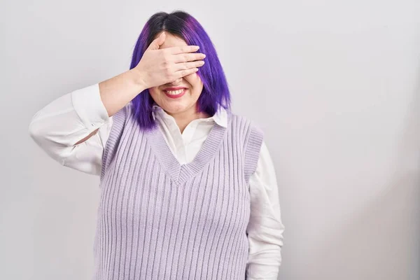 Taille Femme Avec Des Cheveux Violets Debout Sur Fond Blanc — Photo