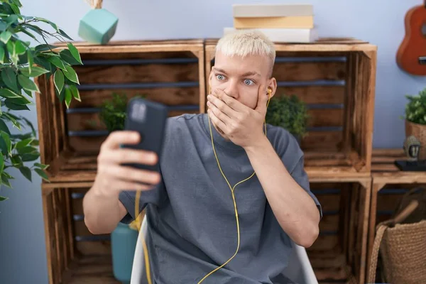 Kafkasyalı Genç Bir Adam Telefonla Video Görüşmesi Yapıyor Ağzını Eliyle — Stok fotoğraf