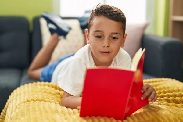 Liebenswertes Hispanisches Kleinkind Liest Buch Hause Auf Sofa Liegend — Stockfoto