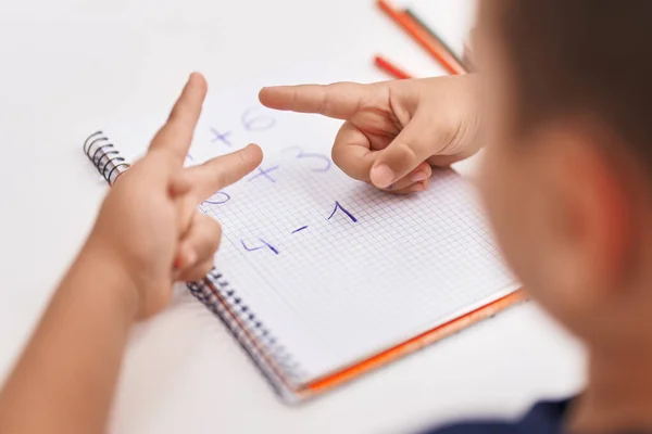 Bedårande Hispanic Barn Gör Matematik Motion Räkna Med Fingrar Klassrummet — Stockfoto