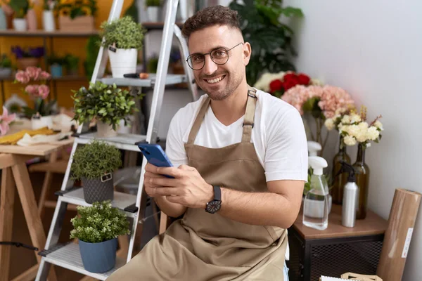 Joven Florista Hispano Sonriendo Confiado Usando Smartphone Floristería —  Fotos de Stock