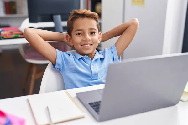Adorável Hispânico Menino Estudante Usando Computador Relaxado Com Mãos Cabeça — Fotografia de Stock