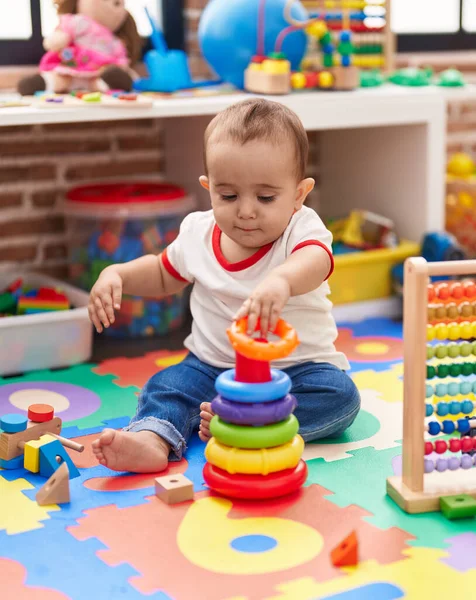 在幼儿园的地板上玩算盘和圈圈游戏时 他那可敬的惊慌宝宝 — 图库照片
