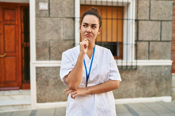 Young Hispanic Woman Wearing Doctor Card Thinking Concentrated Doubt Finger — Stock fotografie