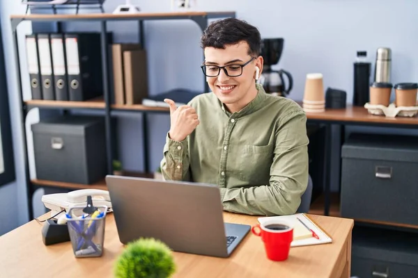 Non Binary Person Working Office Wearing Glasses Pointing Thumb Side — Foto de Stock