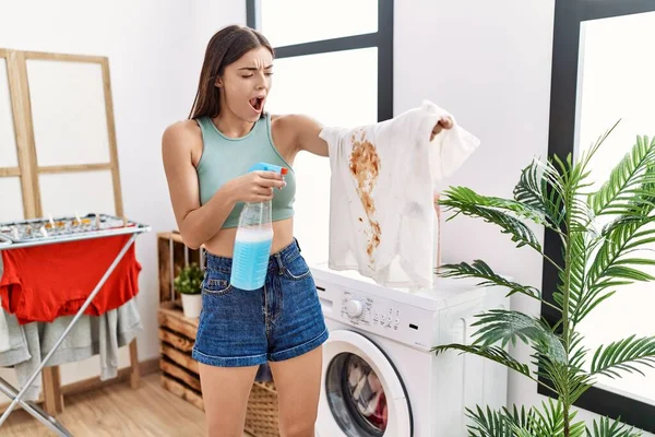Kirli Beyaz Tişörtünü Temizleyen Genç Spanyol Kadın Çamaşır Odasında Kızgın — Stok fotoğraf