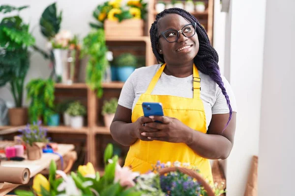 Afrikansk Amerikansk Kvinde Blomsterhandler Smilende Selvsikker Ved Hjælp Smartphone Hos - Stock-foto