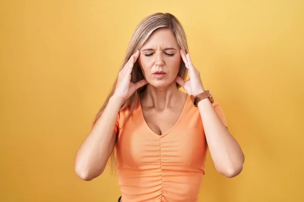 Young Woman Standing Yellow Background Hand Head Headache Because Stress — Fotografia de Stock