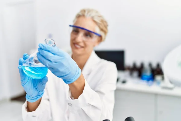 Middle Age Blonde Woman Wearing Scientist Uniform Holding Test Tube —  Fotos de Stock