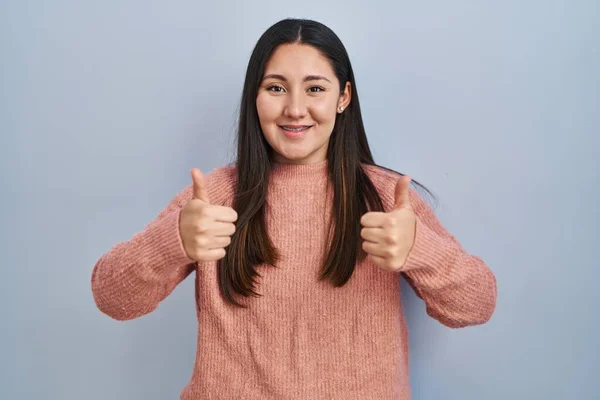 Young Latin Woman Standing Blue Background Success Sign Doing Positive — Stockfoto