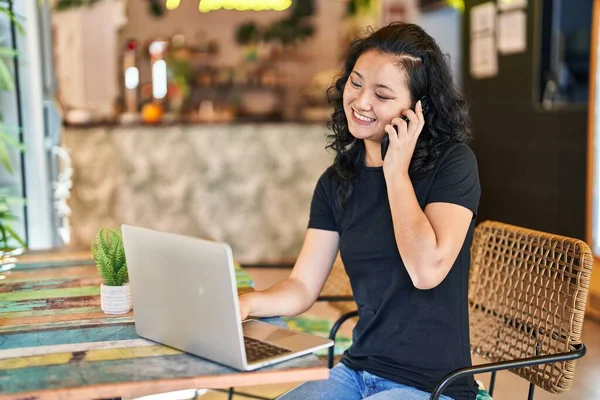Fiatal Kínai Beszél Okostelefonon Laptoppal Asztalon Étteremben — Stock Fotó