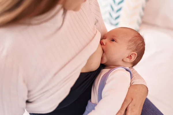 Mãe Filho Sentados Cama Amamentando Bebê Quarto — Fotografia de Stock