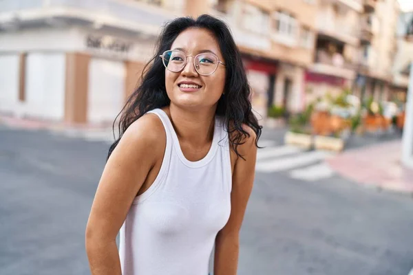 Jovem Chinesa Sorrindo Confiante Rua — Fotografia de Stock