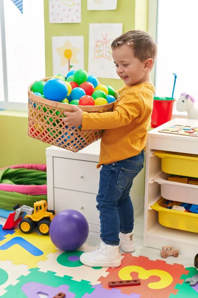 Liebenswerter Kaukasier Der Kindergarten Selbstbewusst Mit Bällen Spielt — Stockfoto