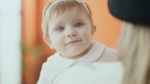 Liebenswertes Blondes Baby Lächelt Selbstbewusst Auf Dem Arm Der Mutter — Stockfoto