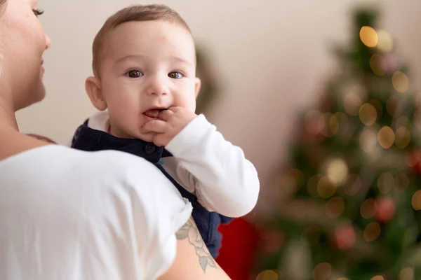 Adorável Criança Chupando Dedos Pela Árvore Natal Braços Mãe Casa — Fotografia de Stock