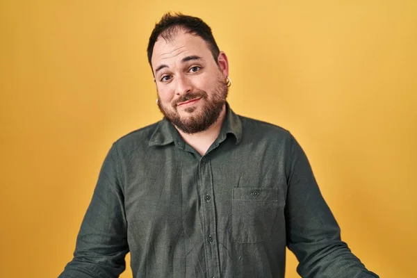 Size Hispanic Man Beard Standing Yellow Background Smiling Cheerful Open — Stockfoto