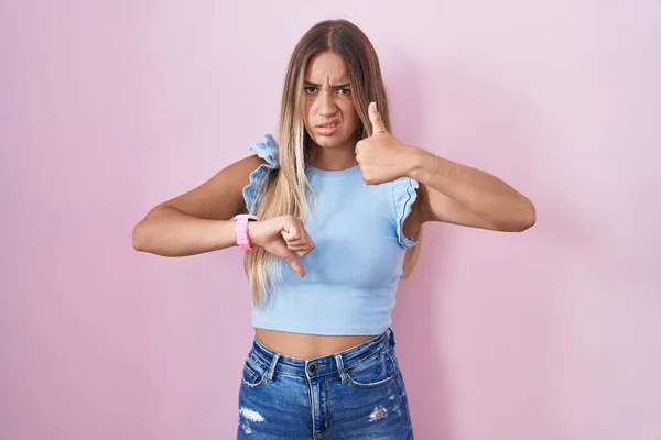 Young Blonde Woman Standing Pink Background Doing Thumbs Disagreement Agreement — Foto Stock