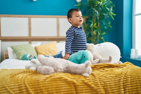 Liebenswertes Hispanisches Kleinkind Spielt Mit Puppen Die Schlafzimmer Auf Dem — Stockfoto