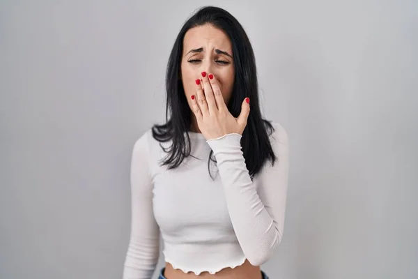 Hispanic Woman Standing Isolated Background Bored Yawning Tired Covering Mouth — Stock Photo, Image