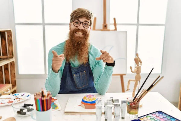 Redhead Man Long Beard Painting Clay Bowl Art Studio Pointing — Stock Photo, Image