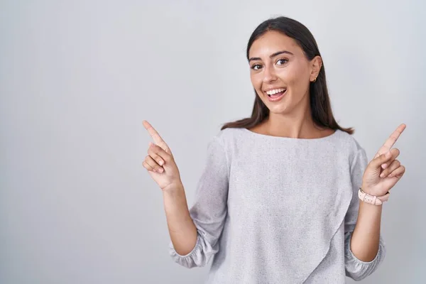 Young Hispanic Woman Standing White Background Smiling Confident Pointing Fingers — Foto de Stock