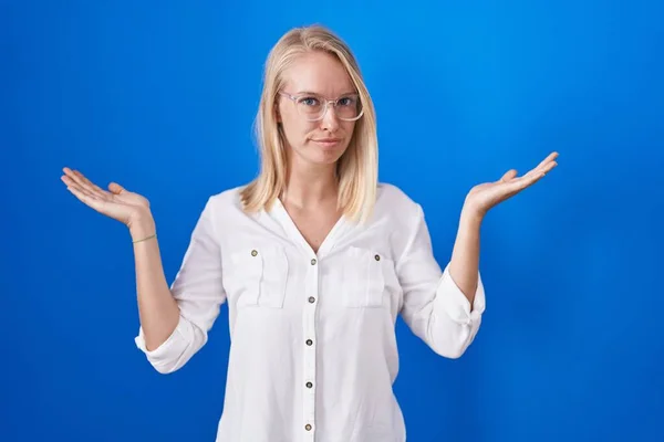 Young Caucasian Woman Standing Blue Background Clueless Confused Expression Arms — Stock Photo, Image