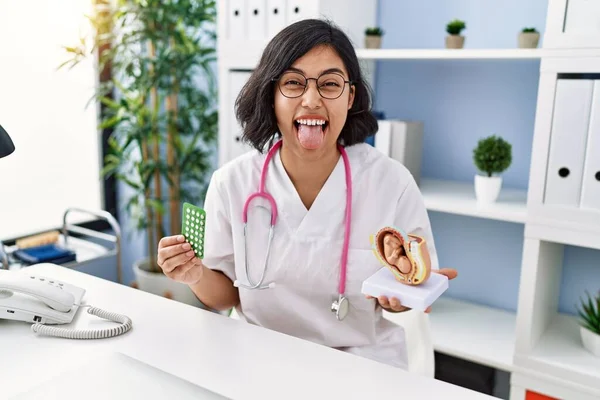 Young Hispanic Doctor Woman Holding Anatomical Model Uterus Fetus Birth — Stockfoto