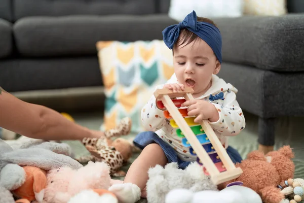 Entzückendes Kleinkind Mit Xylophon Auf Dem Boden Hause — Stockfoto